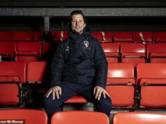 „Mesto začína veriť – môžete cítiť, že sa blíži niečo výnimočné“: Ako sa Weston Super Mare pripravil na zázrak FA Cupu s pomocou 97-ročného pilota RAF, Sheffield United a nočným výletom v Liverpoole v oblečení ako Minions Scott Rogers je mladý manažér Weston-super-Mare – zväzok energie, ktorý tiež prevádzkuje obchod s obkladmi a tím svojej dcéry do 10 rokov.