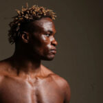 LAS VEGAS, NEVADA – 4. OKTÓBRA: (LR) Ateba Gautier z Kamerunu zaútočil na Tre'stona Vinesa v zápase strednej váhy počas podujatia UFC 320 v T-Mobile Arene 4. októbra 2025 v Las Vegas v Nevade. (Foto Chris Unger/Zuffa LLC)