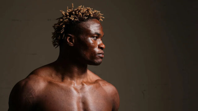 „Narodil som sa, aby som tu bol“: Ateba Gautier je LAS VEGAS, NEVADA – 4. OKTÓBRA: (LR) Ateba Gautier z Kamerunu zaútočil na Tre'stona Vinesa v zápase strednej váhy počas podujatia UFC 320 v T-Mobile Arene 4. októbra 2025 v Las Vegas v Nevade. (Foto Chris Unger/Zuffa LLC)