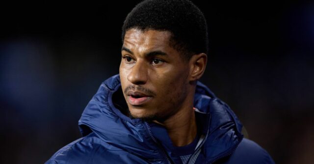 SAN SEBASTIAN, ŠPANIELSKO – 18. JANUÁRA: Marcus Rashford z FC Barcelona sa pozerá pred zápasom LaLiga EA Sports medzi Realom Sociedad a FC Barcelona na Estadio de Anoeta 18. januára 2026 v španielskom San Sebastiane. (Foto: Ion Alcoba Beitia/Getty Images)