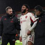 Gomez sa zranil pri rozohrávke Evanilsonovej otváracej brány pre Bournemouth, zrazil sa s brankárom Alissonom pri pokuse blokovať Evanilsonov zásah a následne odkulhal.