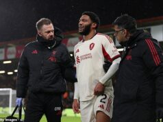 „Ohromujúca“ náhradná chyba Liverpoolu: Jamie Redknapp zaútočil na hviezdy Reds po tom, čo nedokázal nahradiť zraneného hráča, nechal im 10 mužov na SEDEM MINÚT, vďaka čomu Bournemouth skóroval rozhodujúce druhé miesto. Gomez sa zranil pri rozohrávke Evanilsonovej otváracej brány pre Bournemouth, zrazil sa s brankárom Alissonom pri pokuse blokovať Evanilsonov zásah a následne odkulhal.