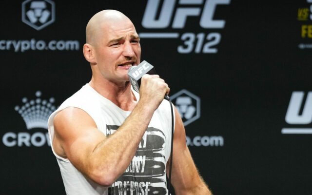 „Sú to naši p*mp“ – Sean Strickland si spomína, že ho UFC donútili prijať odvetný zápas Dricus du Plessis
