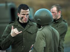 „Únosy“ SAS môžu byť pre dobre naštudované tímy Garyho Caldwella minulosťou… ale jeho tím v Exeter City čaká v treťom kole FA Cupu nemenej skľučujúca misia proti Manchestru City, hovorí Škót Jack McMillan. Gary Caldwell, vľavo hore, bol manažérom Partick Thistle ešte v sezóne 2018-19, keď dal svojim hráčom tréning pod vedením armády.