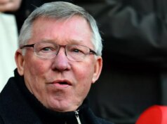 „Zavolal som Sirovi Alexovi Fergusonovi na Anfield – jeho reakcia ma ohromila“ Rozhodca Mark Halsey ukazuje Jonjovi Shelveymu z Liverpoolu červenú kartu počas zápasu Barclays Premier League medzi Liverpoolom a Manchestrom United na Anfielde 23. septembra 2012 v Liverpoole v Anglicku.