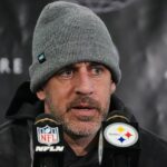 Bývalí spoluhráči Aarona Rodgersa ho vyzývajú, aby neodstúpil po drvivej porážke v play-off