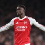 Bukayo Saka z Arsenalu reaguje počas zápasu Premier League medzi Arsenalom a Manchestrom United