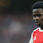 Bukayo Saka odkulhal počas derby Arsenalu v severnom Londýne nad Tottenhamom.