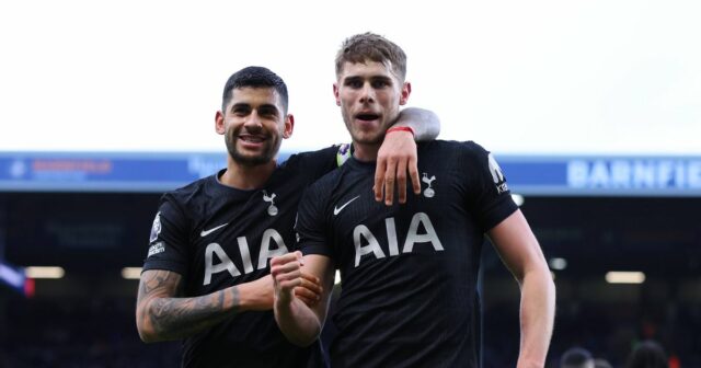 Micky van de Ven oslavuje prvý gól svojho tímu so spoluhráčom Cristianom Romerom počas zápasu Premier League medzi Burnley a Tottenhamom Hotspur. 