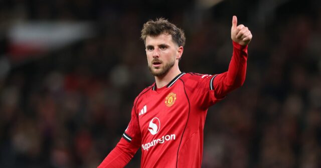 Michael Carrick hovorí počas tlačovej konferencie na Carrington Training Ground. 