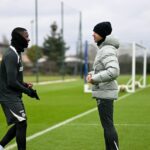 Moises Caicedo s trénerom Chelsea Liamom Roseniorom