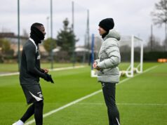 Liam Rosenior je dva zápasy vzdialený od nočnej mory Chelsea, ako vysvetľujú pravidlá Premier League Moises Caicedo s trénerom Chelsea Liamom Roseniorom