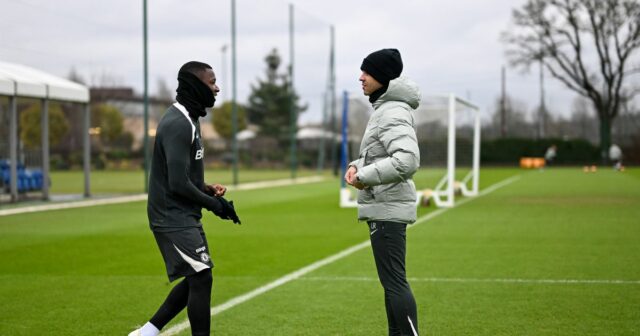 Moises Caicedo s trénerom Chelsea Liamom Roseniorom 