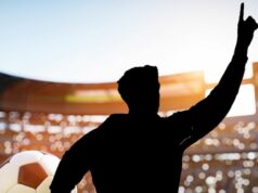 ‚Tajný futbalista‘ konečne odhalil: ‚Prestalo to byť zábavné, keď Gary Speed zomrel‘ Silueta futbalového hráča oslavujúceho popri pozadí futbalového ihriska