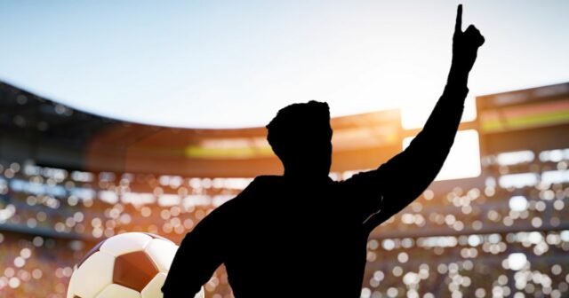 'Tajný futbalista' konečne odhalil: 'Prestalo to byť zábavné, keď Gary Silueta futbalového hráča oslavujúceho popri pozadí futbalového ihriska