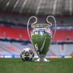 Oficiálna zápasová lopta je k videniu s trofejou Ligy majstrov pred finále Ligy majstrov UEFA 2025 medzi Paris Saint-Germain a FC Internazionale Milano vo futbalovej aréne v Mníchove 28. mája 2025 v nemeckom Mníchove.