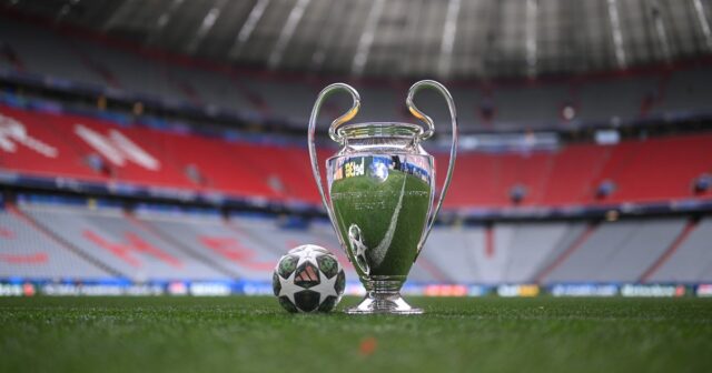 Oficiálna zápasová lopta je k videniu s trofejou Ligy majstrov pred finále Ligy majstrov UEFA 2025 medzi Paris Saint-Germain a FC Internazionale Milano vo futbalovej aréne v Mníchove 28. mája 2025 v nemeckom Mníchove.