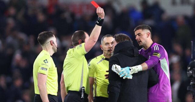 Chaos v Premier League ako červená karta zobrazená po záverečnom Daniel Farke