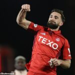 Kapitán Aberdeenu Graeme Shinnie oslavuje dôležité víťazstvo pre držiteľov pohára
