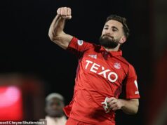ABERDEEN 2 MOTHERWELL 0 Hazard výberu Jensa Berthela Askou zlyhal, keď 10-členní Dons prekonali deväťčlennú Wellu v bláznivej baráži o Škótsky pohár Kapitán Aberdeenu Graeme Shinnie oslavuje dôležité víťazstvo pre držiteľov pohára