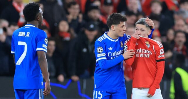 Lisabon, Portugalsko - 17. februára: Gianluca Prestianni z SL Benfica sa pozerá s Viniciusom Juniorom z Realu Madrid CF počas zápasu vyraďovacej časti UEFA Ligy majstrov 2025/26 v prvom zápase play-off medzi SL Benfica a Real Madrid CF na Estadio do SL Benfica 17. februára 2026 v portugalskom Lisabone. (Foto Miguel Lemos / DeFodi Images / DeFodi cez Getty Images)