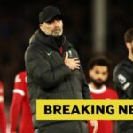Jurgen Klopp, manažér Liverpoolu, prejavuje uznanie fanúšikom po svojom poslednom zápase ako manažér Liverpoolu po zápase Premier League...