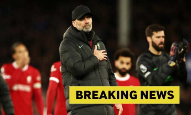 Jurgen Klopp, manažér Liverpoolu, prejavuje uznanie fanúšikom po svojom poslednom zápase ako manažér Liverpoolu po zápase Premier League...