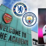 Cole Palmer z Chelsea oslavuje tretí gól svojho tímu počas zápasu Premier League medzi Wolverhampton Wanderers a Chelsea.