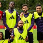Altay Bayindir, Ayden Heaven, Bruno Fernandes, Casemiro, Diego Leon, Leny Yoro, Bryan Mbeumo z Manchestru United v akcii počas tréningu prvého tímu