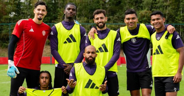 Altay Bayindir, Ayden Heaven, Bruno Fernandes, Casemiro, Diego Leon, Leny Yoro, Bryan Mbeumo z Manchestru United v akcii počas tréningu prvého tímu 