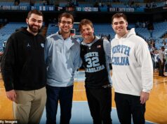 Ako Drake Maye nasmeroval svojho vnútorného Toma Bradyho pred debutom v Super Bowle… a prečo vďaka tomu Patriots prekypujú sebadôverou Bratia Mayeovci (zľava) Luke, Beau, Drake a Cole pred basketbalovým zápasom v roku 2024 vs Duke