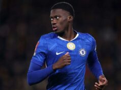 Ako Roseniorov ‚syn‘ Sarr zavolal Chelsea po ‚emotívnom‘ Afconovi Mamadou Sarr je zobrazený od pása nahor, ako po finále Afcon 2025 objíma senegalského tímového kolegu Abdoulayeho Secka. Sarr je napravo z dvojice s rukami vysoko okolo Seckovej hornej časti chrbta a možno ho vidieť kričať s otvorenými ústami a zatvorenými očami, zatiaľ čo poloha jeho hlavy zakrýva Seckovu tvár. Obaja sú v zelených dresoch Senegalu a okolo nich vidno padať veľké kvapky dažďa