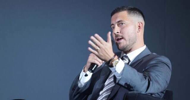 Eden Hazard hovorí na pódiu počas Siene slávy Premier League 2025 v hoteli The Chancery Rosewood 4. novembra 2025 v Londýne, Anglicko