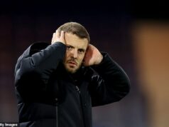 Ako sa toxická priepasť v Luton Town dostala do bodu varu pre Jacka Wilshera: Čo mu fanúšik povedal, aby vyvolal škaredé pľuvanie, zmiešané správy od šéfov klubov, prečo sú fanúšikovia takí nahnevaní a jeho vytrvalá práca v zákulisí „otočiť tanker“ Manažéra Luton Town Jacka Wilshera museli obmedzovať jeho vlastní hráči uprostred zúrivej konfrontácie s fanúšikom.