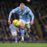 Erling Haaland naháňa loptu proti Newcastlu minulú sobotu počas dynamickej show, v ktorej mal zatiaľ najviac dotykov v zápase Premier League, vo veku 43 rokov.