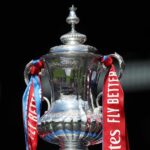 LONDÝN, ANGLICKO - 26. mája: Detailný pohľad na trofej The Emirates FA Cup Trophy vystavenú v Selhurst Parku počas prehliadky a osláv pohára Crystal Palace 26. mája 2025 v Londýne v Anglicku. (Foto od Crystal Pix/MB Media/Getty Images)