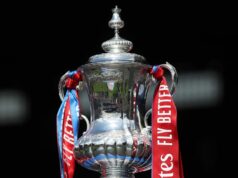 Ako tento víkend sledovať každý zápas FA Cupu v televízii – TV kanály a celý program LONDÝN, ANGLICKO - 26. mája: Detailný pohľad na trofej The Emirates FA Cup Trophy vystavenú v Selhurst Parku počas prehliadky a osláv pohára Crystal Palace 26. mája 2025 v Londýne v Anglicku. (Foto od Crystal Pix/MB Media/Getty Images)