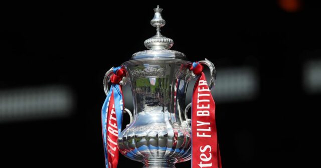 Ako tento víkend sledovať každý zápas FA Cupu v televízii LONDÝN, ANGLICKO - 26. mája: Detailný pohľad na trofej The Emirates FA Cup Trophy vystavenú v Selhurst Parku počas prehliadky a osláv pohára Crystal Palace 26. mája 2025 v Londýne v Anglicku. (Foto od Crystal Pix/MB Media/Getty Images)
