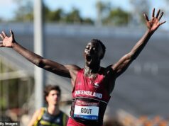 Ako to atletický svet stratil kvôli poslednému úžasnému behu Gout Gout – po tom, čo jeho tím udržal preteky zahalené rúškom tajomstva Dna Dna (na obrázku) ohromila športových fanúšikov na celom svete tým, že v sobotu zabehla šprint na 100 m za 10 sekúnd.