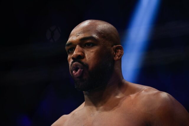 Jon Jones (vľavo) počas svojho posledného zápasu, víťazstvo nad Stipe Miocic v roku 2024 (Copyright 2024 The Associated Press. Všetky práva vyhradené.)