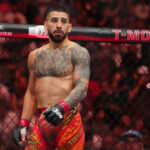 11. novembra 2023; New York, NY, USA; Tom Aspinall (modré rukavice) reaguje na porážku Sergeja Pavloviča (červené rukavice) počas UFC 295 v Madison Square Garden. Povinný kredit: Wendell Cruz-Imagn Images