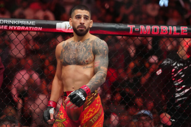 11. novembra 2023; New York, NY, USA; Tom Aspinall (modré rukavice) reaguje na porážku Sergeja Pavloviča (červené rukavice) počas UFC 295 v Madison Square Garden. Povinný kredit: Wendell Cruz-Imagn Images