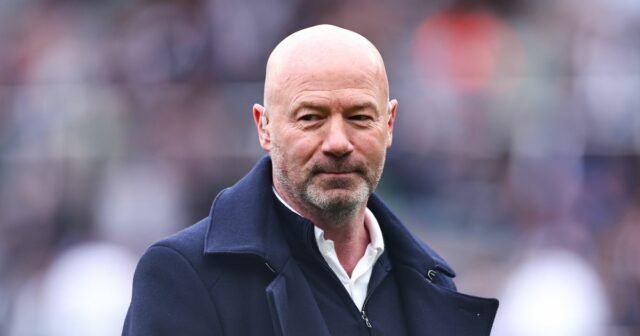 Alan Shearer počas zápasu Premier League medzi Newcastle United FC a Manchester United FC v St James' Park 13. apríla 2025 v Newcastle upon Tyne v Anglicku
