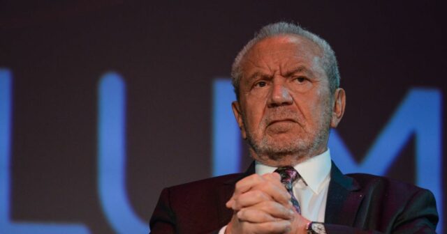 Lord Alan Sugar vystupuje na Summite kyvadla, poprednom svetovom summite o podnikaní a sebaposilňovaní. 