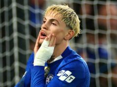 Alejandro Garnacho odišiel s červenou tvárou, keď kopačka z Man Utd hviezdy Chelsea okamžite zlyhala LONDÝN, ANGLICKO - 3. FEBRUÁRA: Alejandro Garnacho z Chelsea tlieska fanúšikom po porážke tímu počas semifinálového zápasu Carabao Cupu medzi Arsenalom a Chelsea na Emirates Stadium 3. februára 2026 v Londýne v Anglicku. (Foto Chris Lee - Chelsea FC/Chelsea FC cez Getty Images)