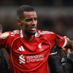 LONDÝN, ANGLICKO - 20. DECEMBRA: Alexander Isak z Liverpoolu sa pozerá počas rozcvičky pred zápasom Premier League medzi Tottenhamom Hotspur a Liverpoolom na štadióne Tottenham Hotspur 20. decembra 2025 v Londýne v Anglicku. (Foto: Alex Pantling/Getty Images)