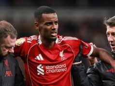 Alexander Isak by sa mohol vrátiť do Liverpoolu budúci mesiac, ako odhalili čerstvé zranenia LONDÝN, ANGLICKO - 20. DECEMBRA: Alexander Isak z Liverpoolu sa pozerá počas rozcvičky pred zápasom Premier League medzi Tottenhamom Hotspur a Liverpoolom na štadióne Tottenham Hotspur 20. decembra 2025 v Londýne v Anglicku. (Foto: Alex Pantling/Getty Images)