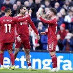 Alexis Mac Allister z Liverpoolu oslavuje strelenie tretieho gólu svojich spoluhráčov počas zápasu Premier League na Anfielde v Liverpoole. Dátum fotky: sobota...