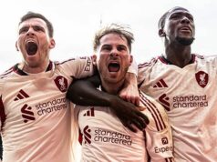 Alexis Mac Allister odhaľuje sľub Hugovi Ekitikemu pred zosnulým víťazom Liverpoolu Alexis Mac Allister z Liverpoolu oslavuje prvý gól svojho tímu počas zápasu Premier League medzi Nottinghamom Forest a Liverpoolom na...