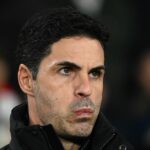Mikel Arteta, manažér Arsenalu, sa pozerá na zápas MD8 fázy Ligy majstrov UEFA 2025/26 medzi Arsenal FC a FC Kairat Almaty